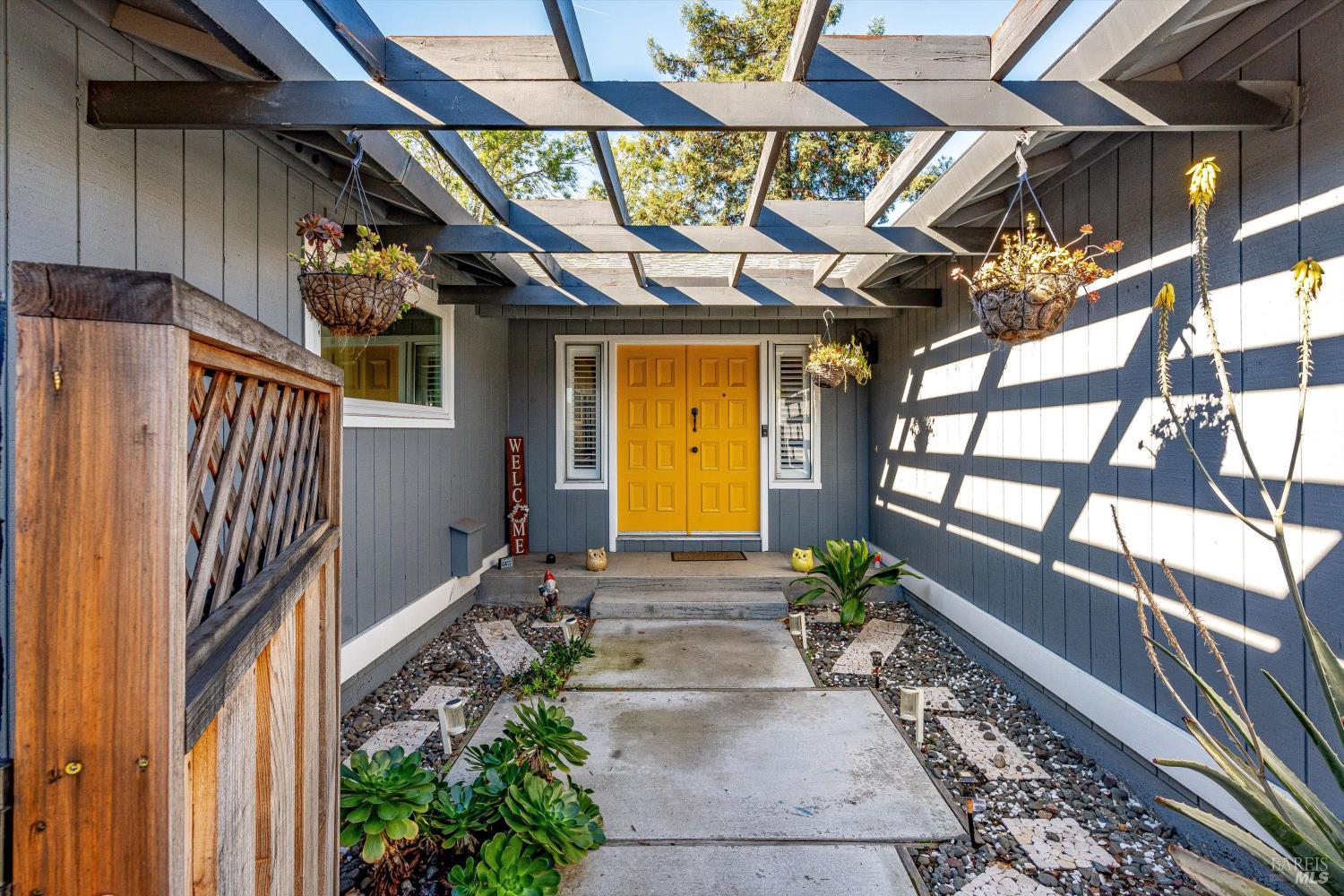 Detail Gallery Image 4 of 28 For 1605 Charlene Pl, Santa Rosa,  CA 95401 - 3 Beds | 2 Baths