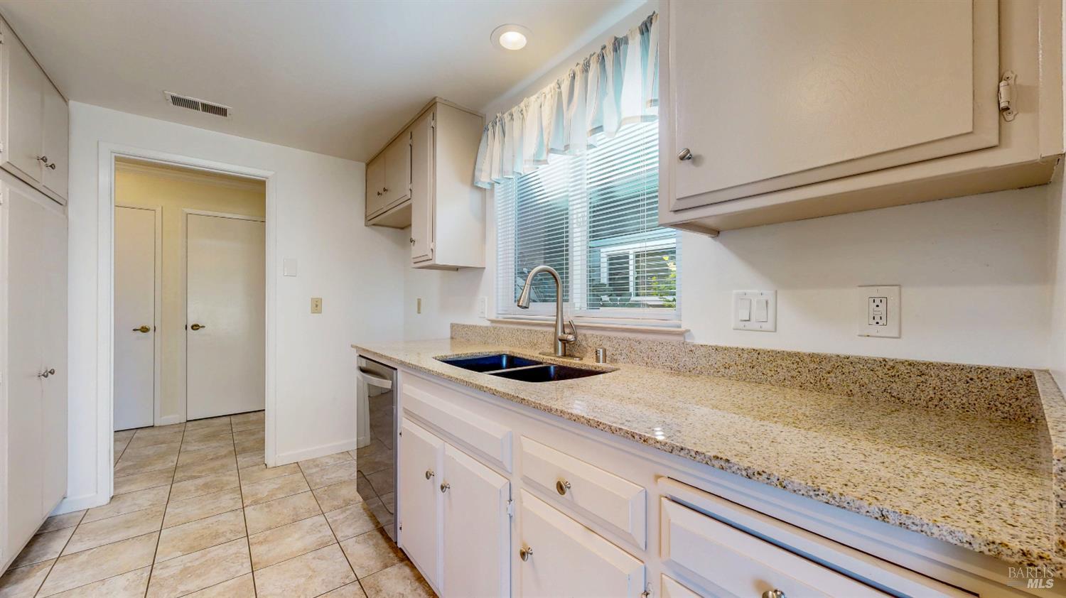 Detail Gallery Image 12 of 65 For 339 Valley Oaks Dr, Santa Rosa,  CA 95409 - 2 Beds | 2 Baths