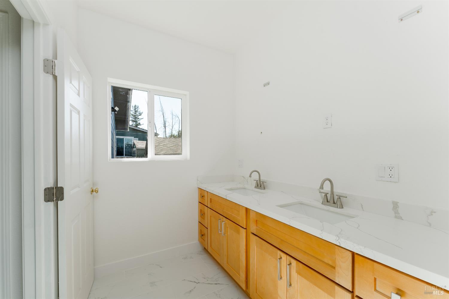 Detail Gallery Image 6 of 16 For 6100 Eastside Calpella Rd, Ukiah,  CA 95482 - 3 Beds | 2 Baths