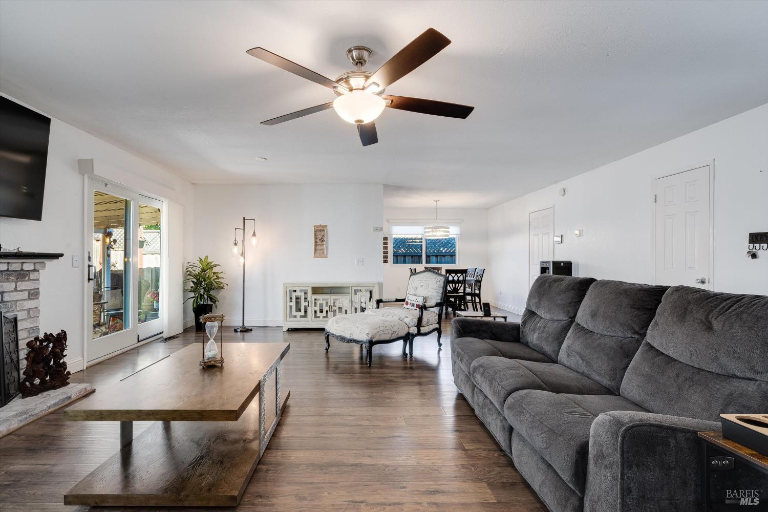 Detail Gallery Image 6 of 28 For 1605 Charlene Pl, Santa Rosa,  CA 95401 - 3 Beds | 2 Baths