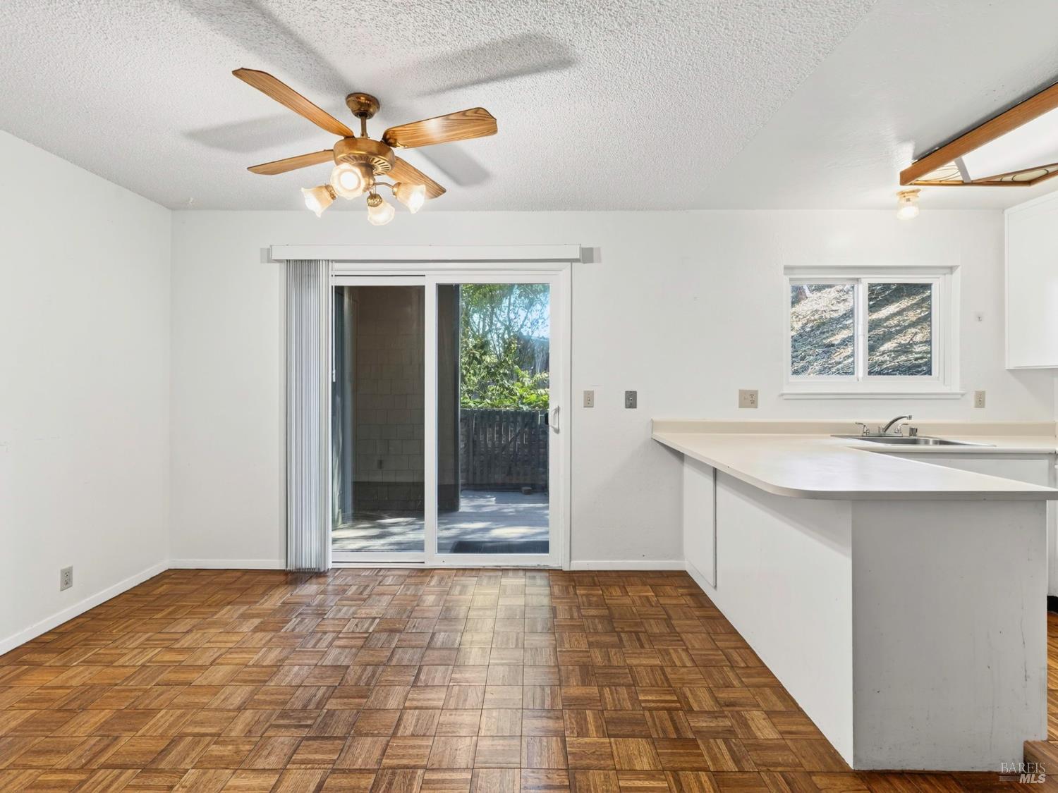 Detail Gallery Image 12 of 25 For 1411 Casa Buena Dr #14,  Corte Madera,  CA 94925 - 3 Beds | 1/1 Baths