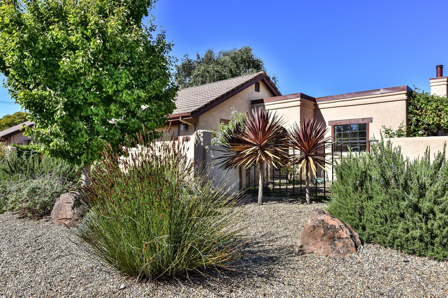 Detail Gallery Image 4 of 30 For 480 La Quinta Ln, Sonoma,  CA 95476 - 2 Beds | 2 Baths