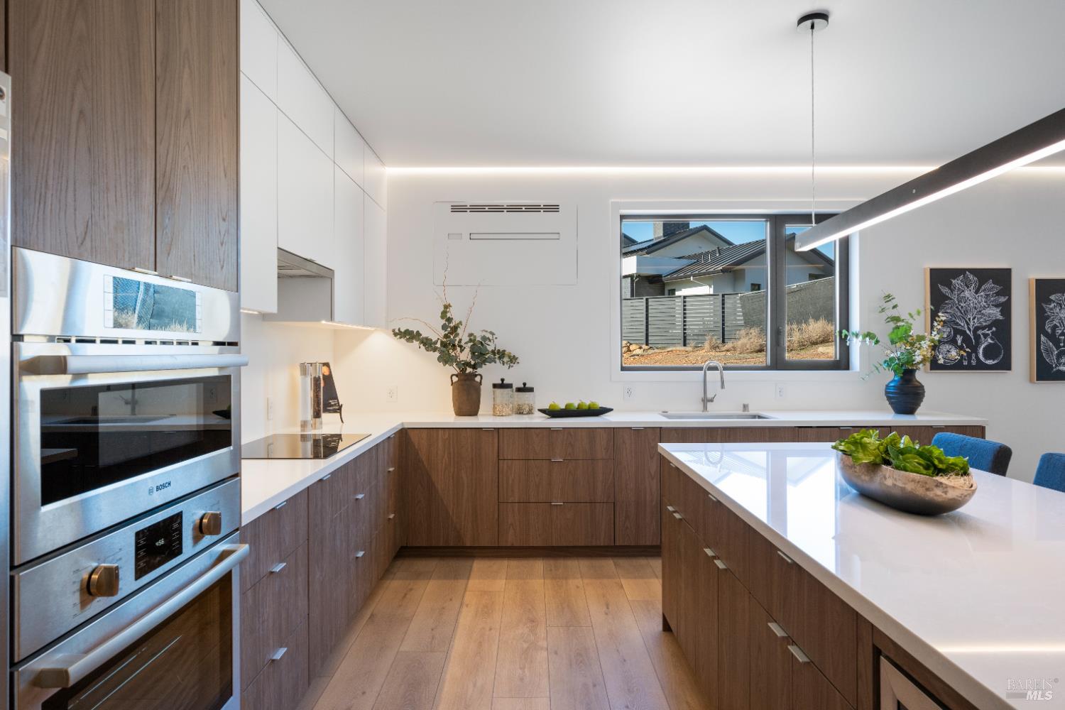 Detail Gallery Image 10 of 27 For 3804 Sedgemoore Dr, Santa Rosa,  CA 95404 - 5 Beds | 3/1 Baths