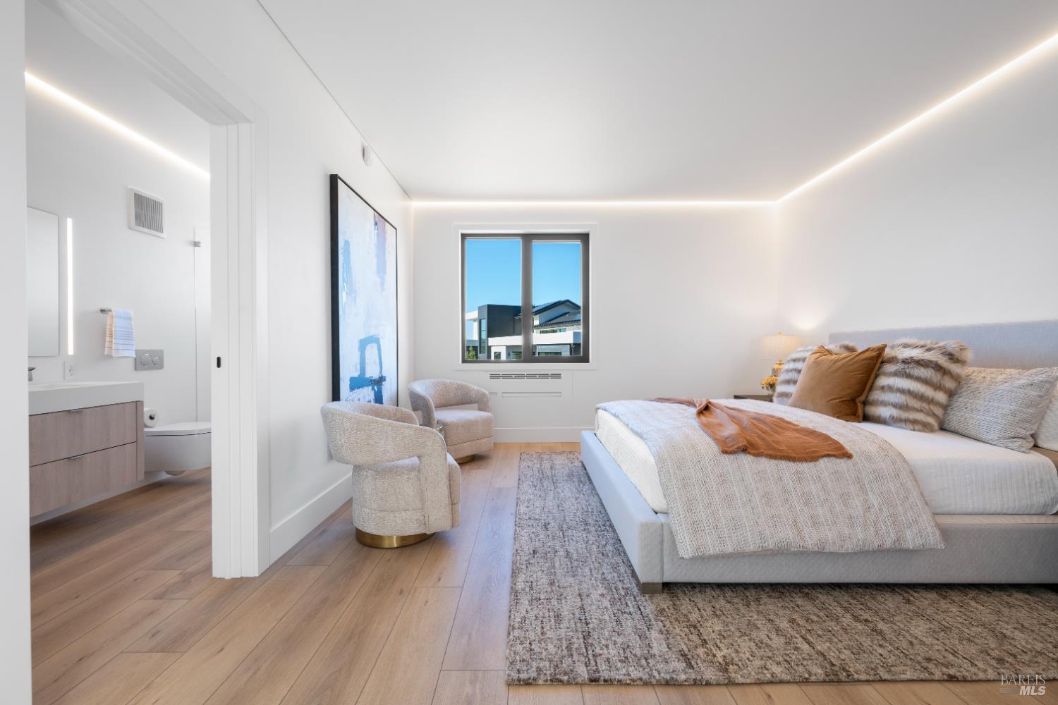 Detail Gallery Image 4 of 27 For 3804 Sedgemoore Dr, Santa Rosa,  CA 95404 - 5 Beds | 3/1 Baths