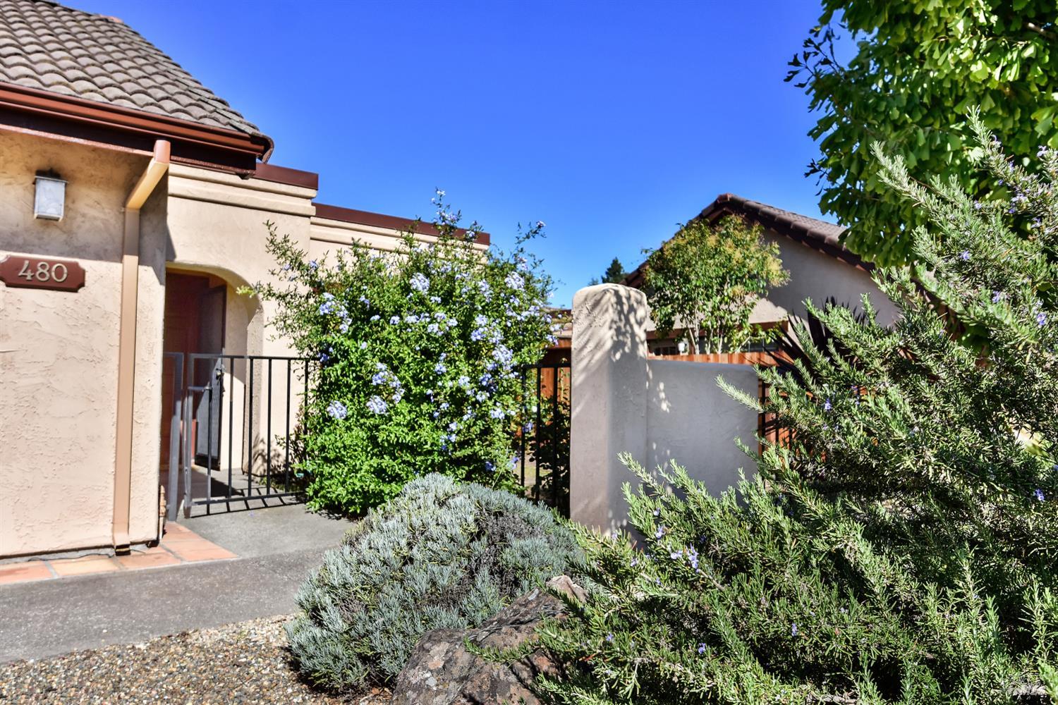 Detail Gallery Image 2 of 30 For 480 La Quinta Ln, Sonoma,  CA 95476 - 2 Beds | 2 Baths