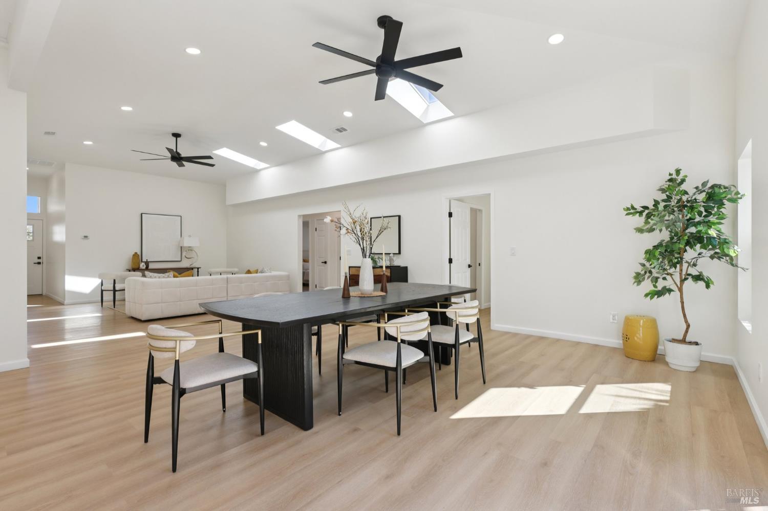 Detail Gallery Image 9 of 44 For 368 Bonnie Ct, Rohnert Park,  CA 94928 - 4 Beds | 2 Baths