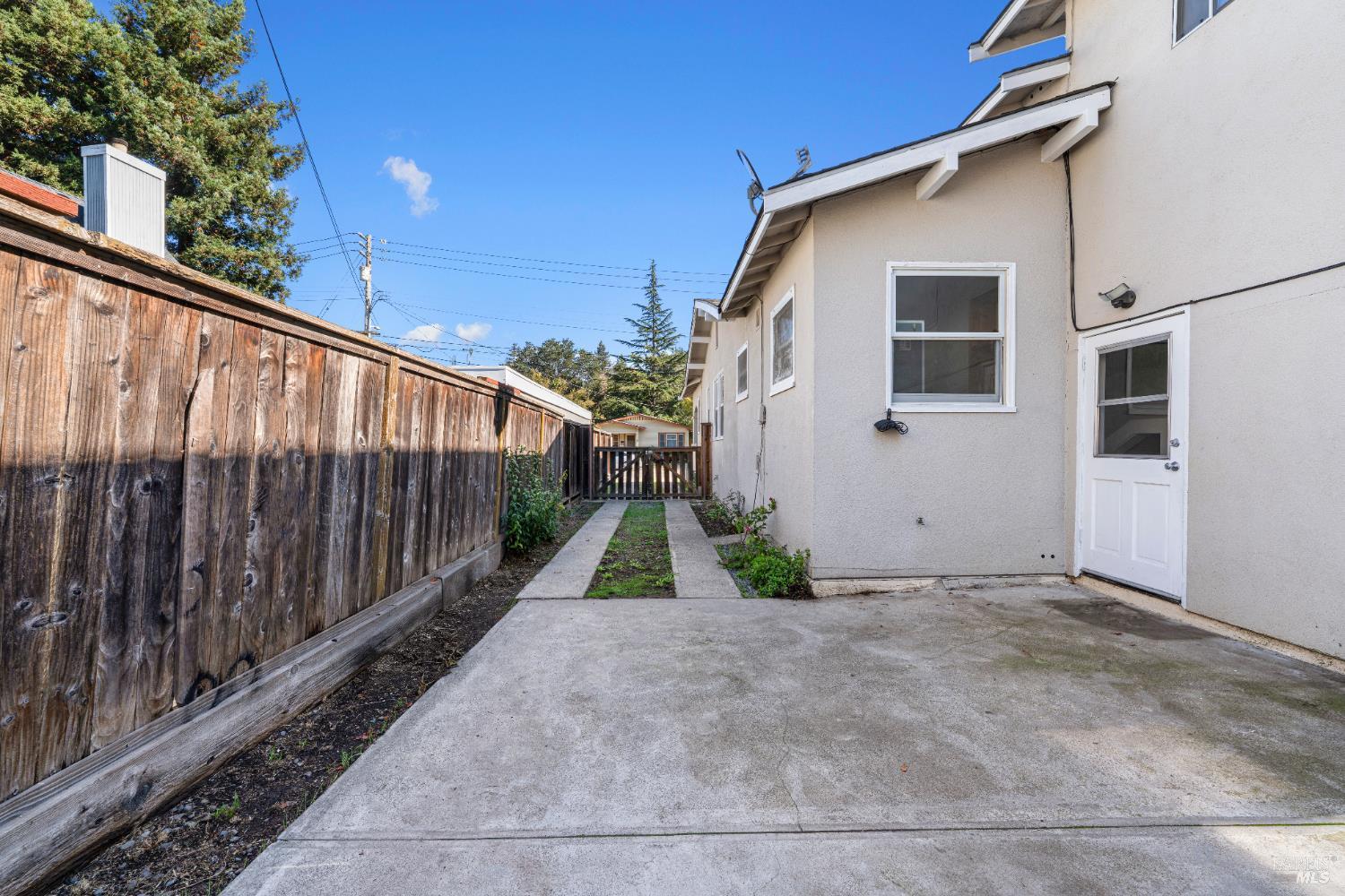 Detail Gallery Image 18 of 21 For 743 Davis St, Santa Rosa,  CA 95401 - 4 Beds | 2 Baths