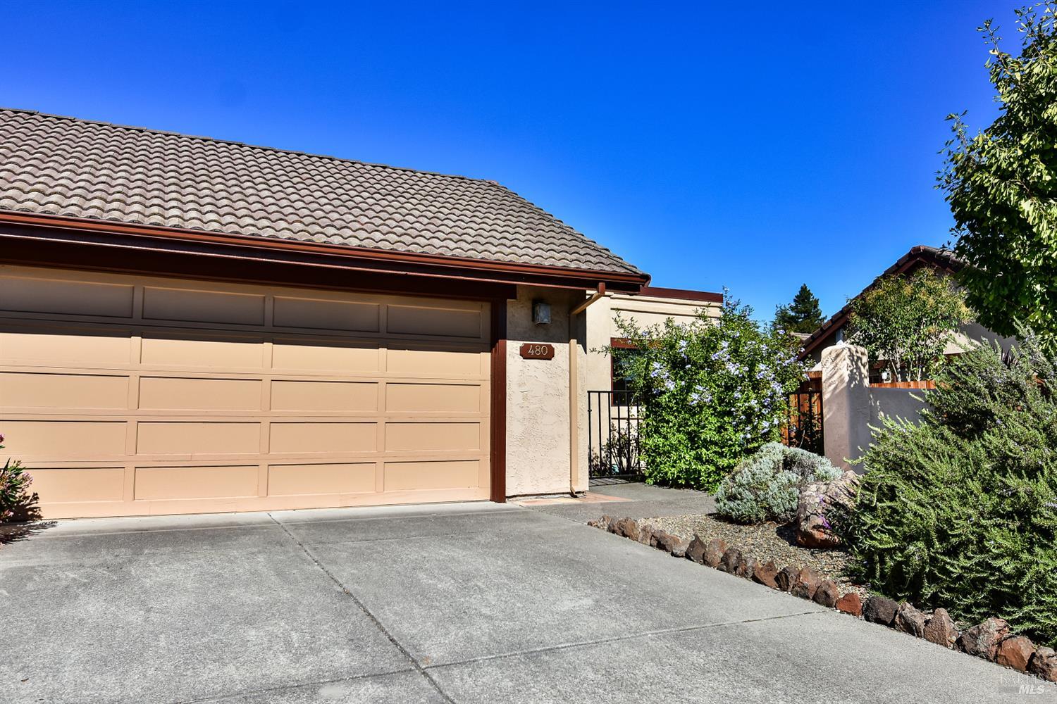 Detail Gallery Image 3 of 30 For 480 La Quinta Ln, Sonoma,  CA 95476 - 2 Beds | 2 Baths