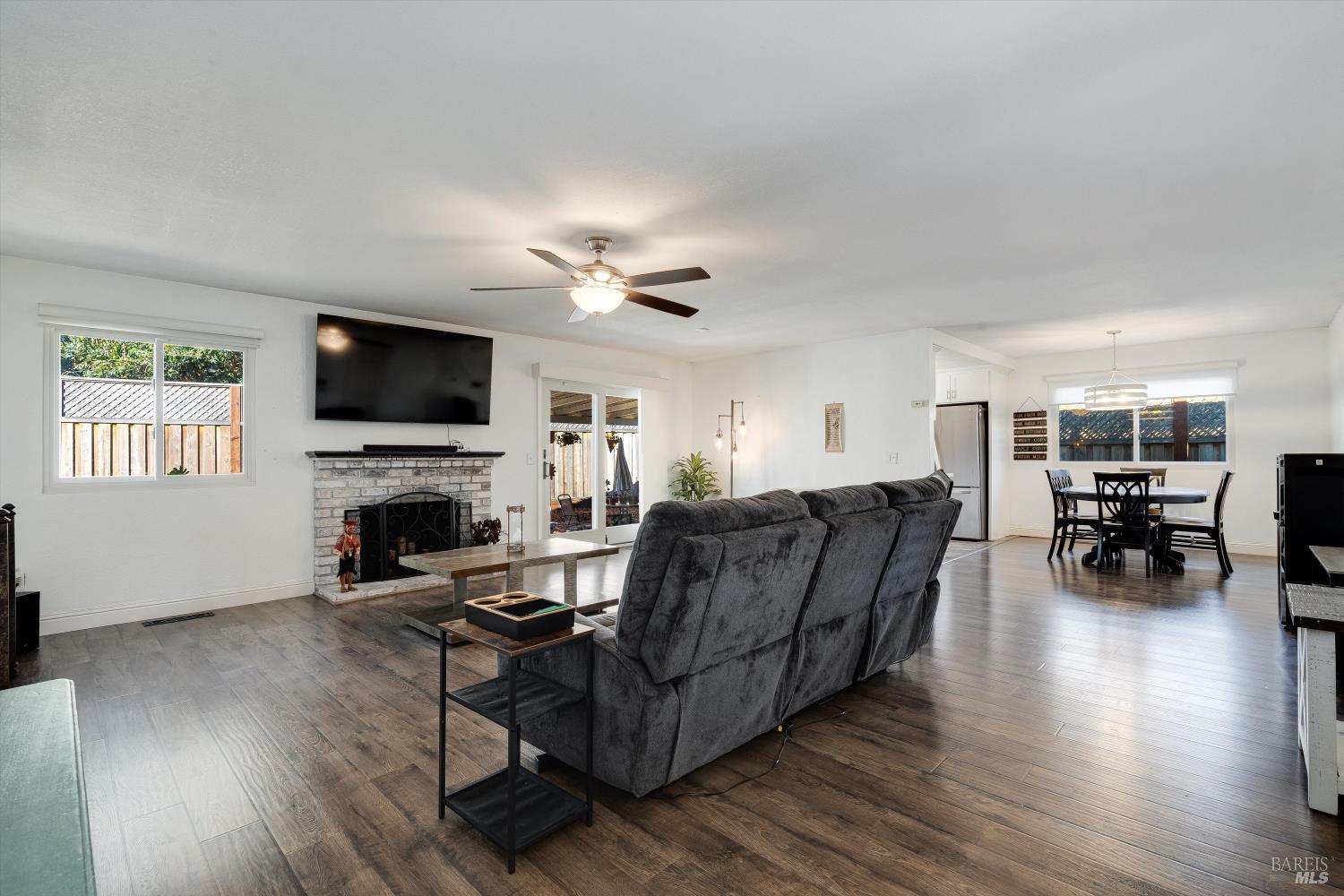 Detail Gallery Image 5 of 28 For 1605 Charlene Pl, Santa Rosa,  CA 95401 - 3 Beds | 2 Baths