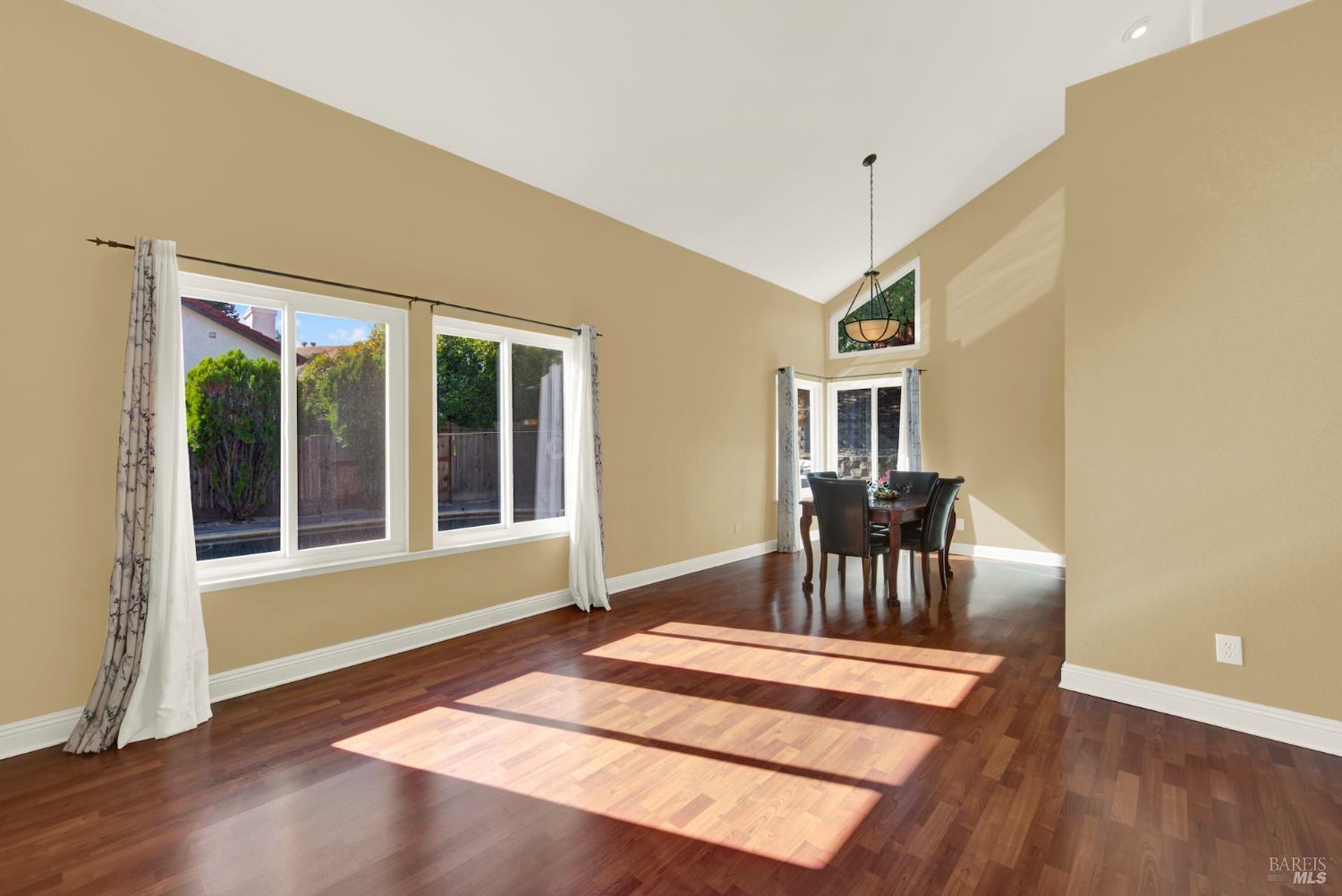 Detail Gallery Image 16 of 99 For 719 Rambleton Dr, Vacaville,  CA 95688 - 5 Beds | 3 Baths