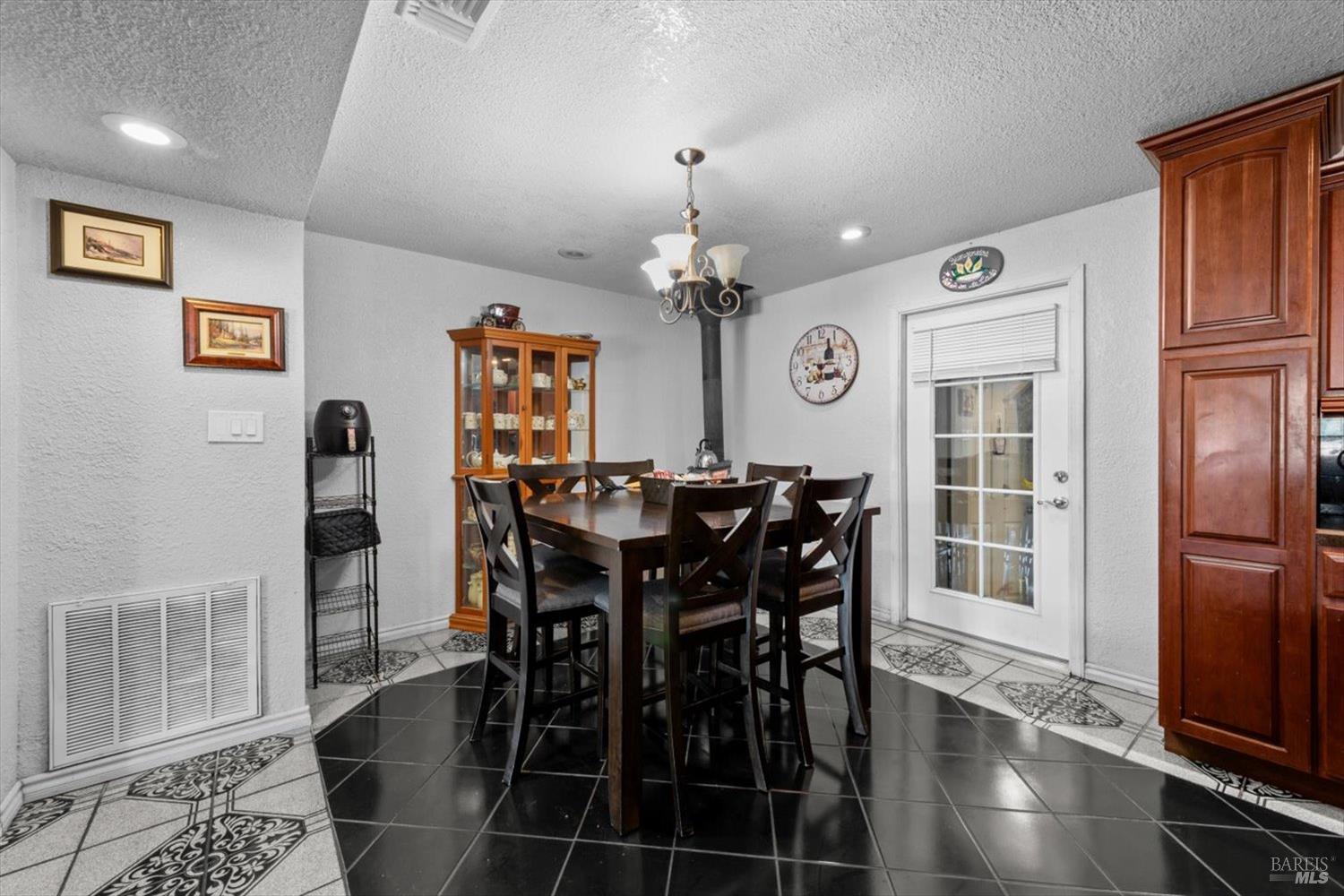 Detail Gallery Image 9 of 22 For 364 Brown St, Vacaville,  CA 95688 - 4 Beds | 2 Baths