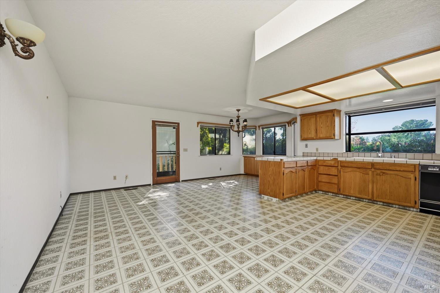 Detail Gallery Image 8 of 26 For 19575 Old Creek Rd, Hidden Valley Lake,  CA 95467 - 3 Beds | 2 Baths