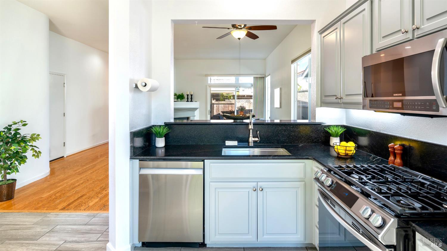 Detail Gallery Image 7 of 30 For 1214 Marque Dr, Rohnert Park,  CA 94928 - 3 Beds | 2 Baths