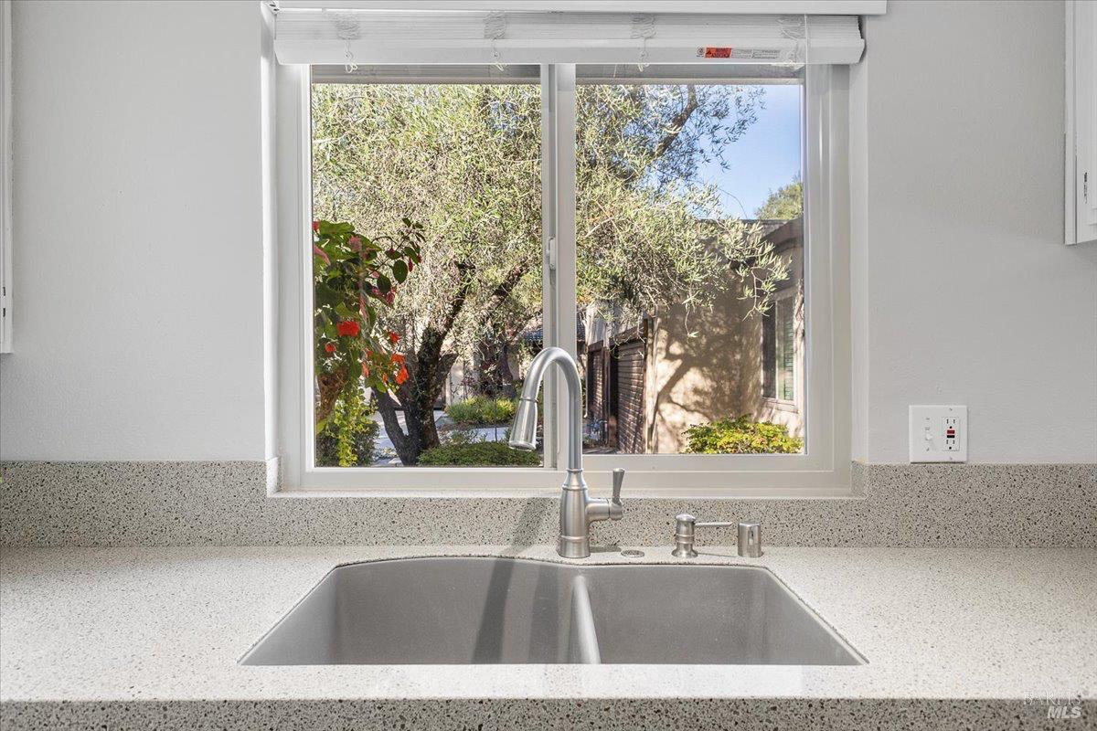 Detail Gallery Image 9 of 32 For 802 Adobe Dr, Santa Rosa,  CA 95404 - 2 Beds | 2 Baths