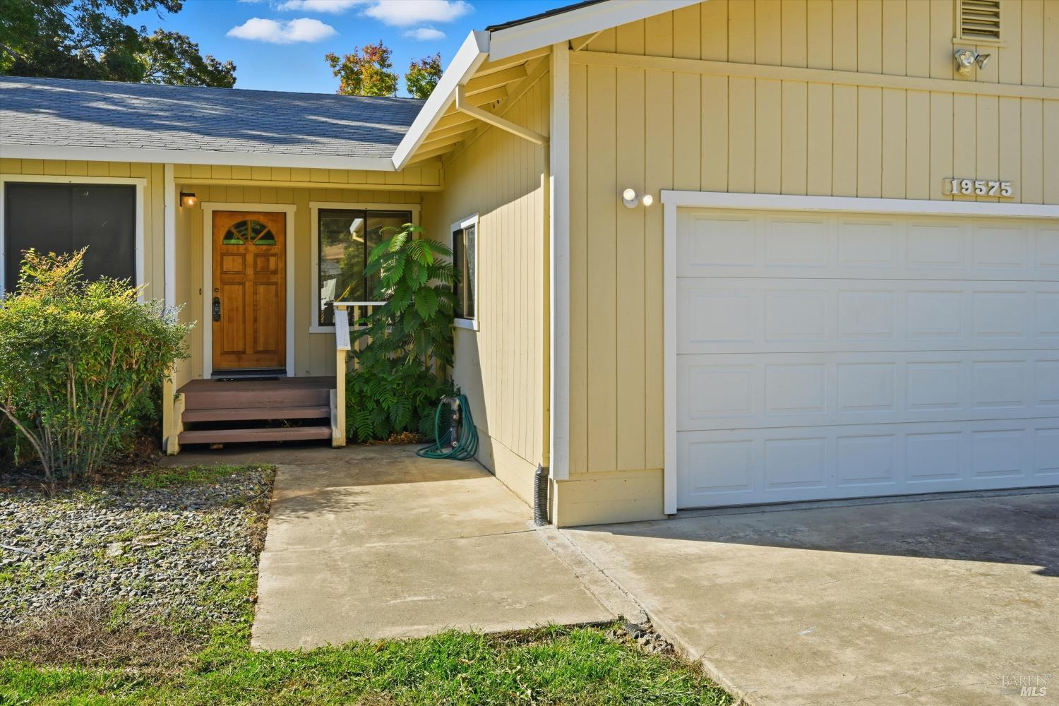 Detail Gallery Image 3 of 26 For 19575 Old Creek Rd, Hidden Valley Lake,  CA 95467 - 3 Beds | 2 Baths