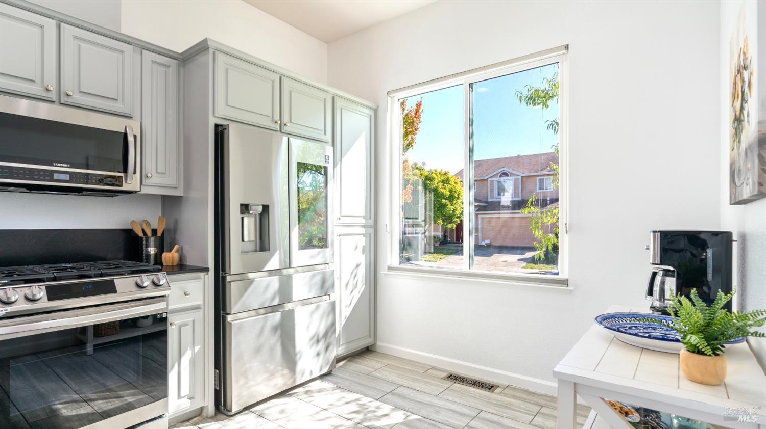 Detail Gallery Image 5 of 30 For 1214 Marque Dr, Rohnert Park,  CA 94928 - 3 Beds | 2 Baths