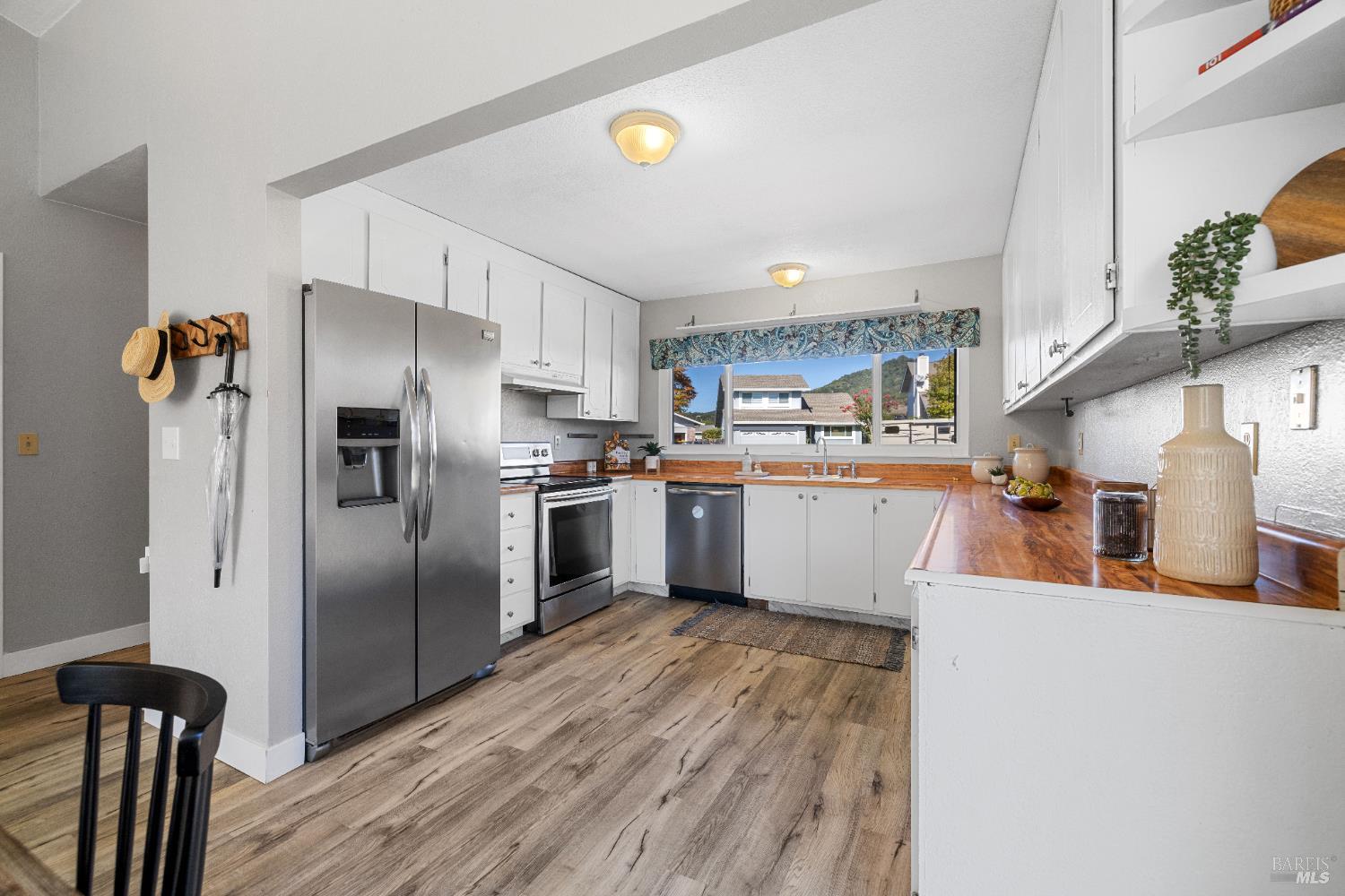 Detail Gallery Image 10 of 27 For 1511 Gladstone Way, Rohnert Park,  CA 94928 - 3 Beds | 2 Baths