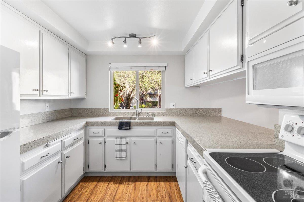 Detail Gallery Image 8 of 32 For 802 Adobe Dr, Santa Rosa,  CA 95404 - 2 Beds | 2 Baths