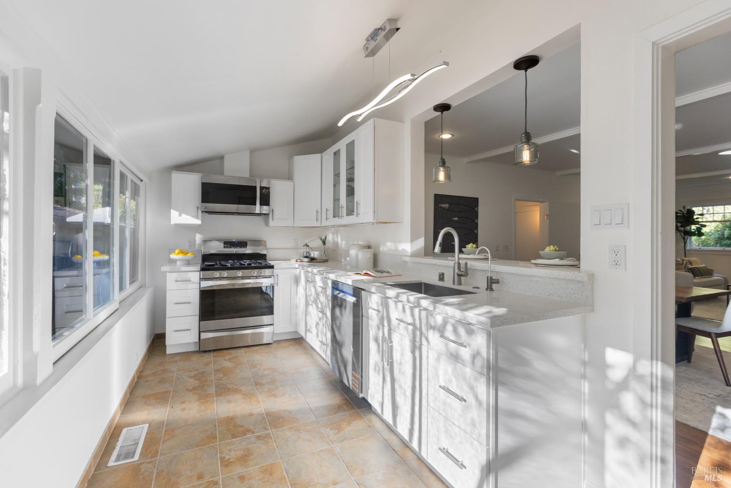 Detail Gallery Image 13 of 67 For 5 Hillside Ave, Kentfield,  CA 94904 - 5 Beds | 3 Baths