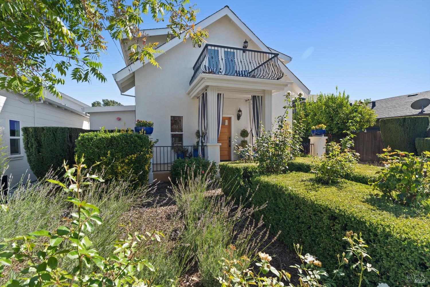 Detail Gallery Image 3 of 41 For 620 Brown St, Healdsburg,  CA 95448 - 4 Beds | 4/1 Baths