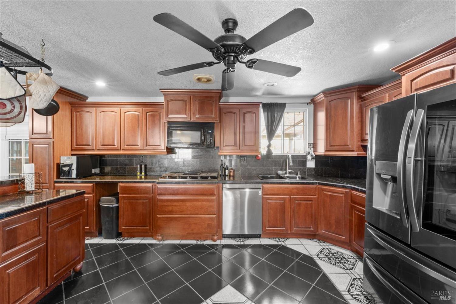 Detail Gallery Image 12 of 22 For 364 Brown St, Vacaville,  CA 95688 - 4 Beds | 2 Baths