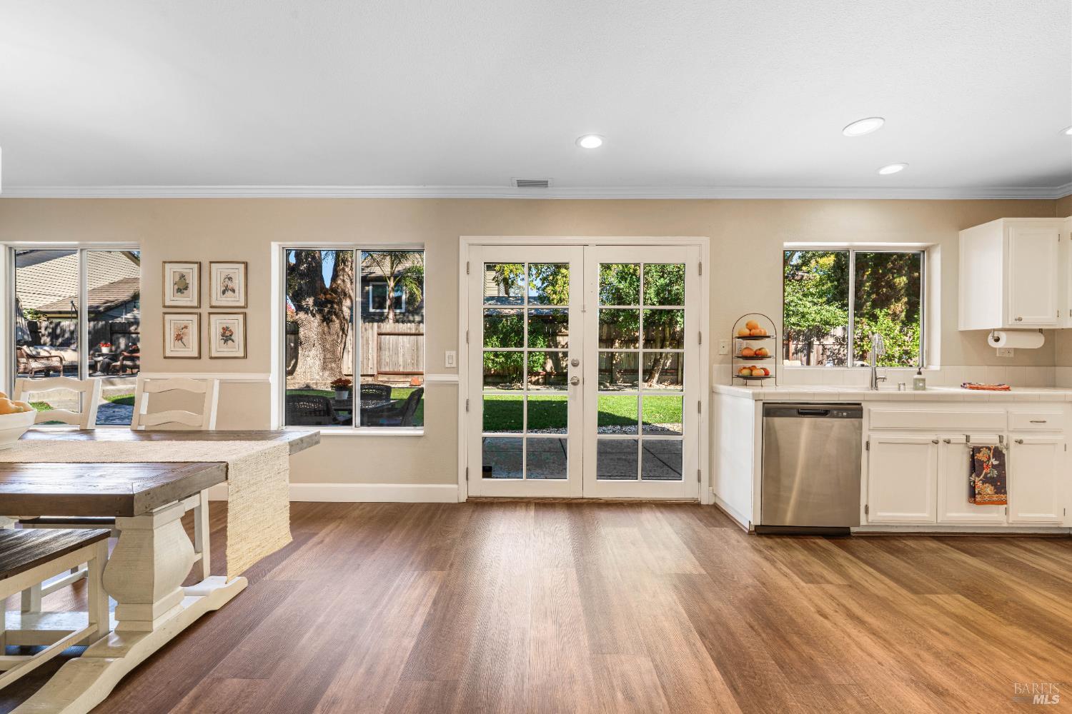 Detail Gallery Image 13 of 45 For 129 Wooded Glen Ct, Windsor,  CA 95492 - 4 Beds | 3 Baths