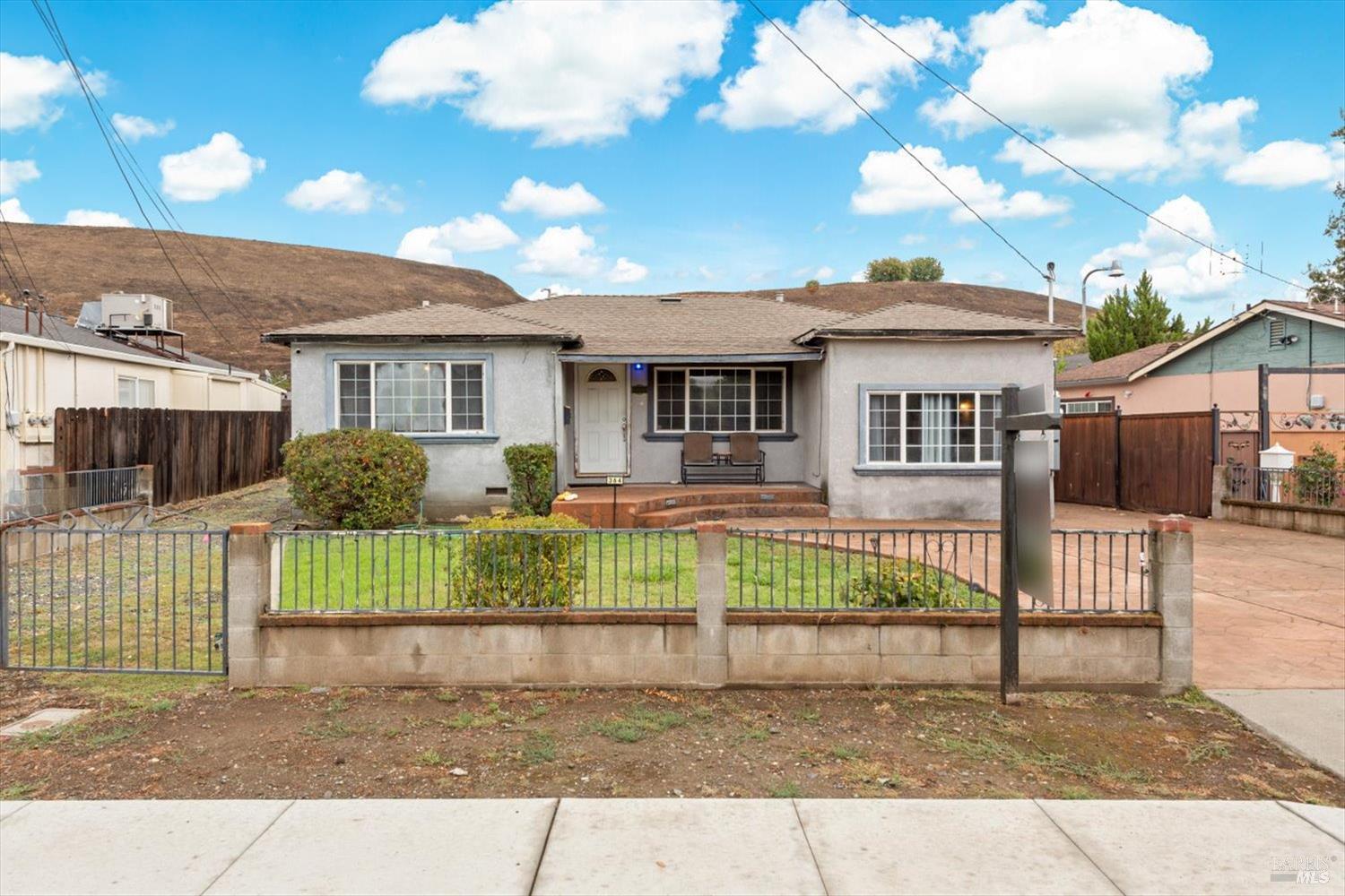 Detail Gallery Image 2 of 22 For 364 Brown St, Vacaville,  CA 95688 - 4 Beds | 2 Baths