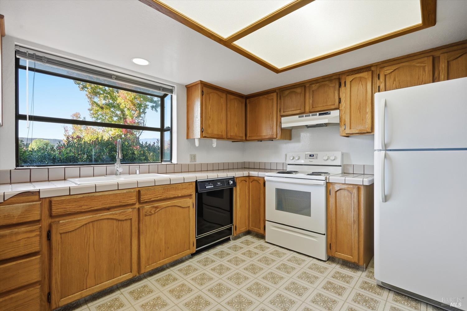 Detail Gallery Image 11 of 26 For 19575 Old Creek Rd, Hidden Valley Lake,  CA 95467 - 3 Beds | 2 Baths