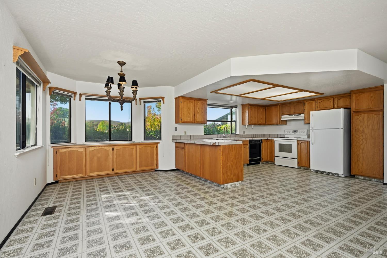 Detail Gallery Image 9 of 26 For 19575 Old Creek Rd, Hidden Valley Lake,  CA 95467 - 3 Beds | 2 Baths