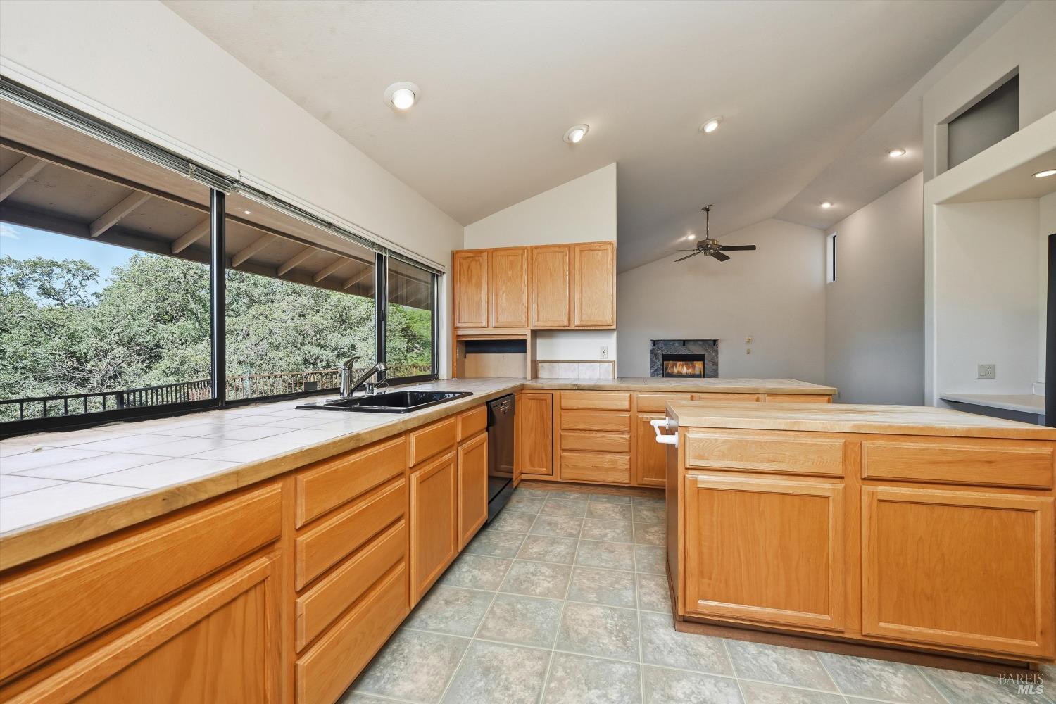 Detail Gallery Image 10 of 47 For 16261 Conestoga Rd, Hidden Valley Lake,  CA 95467 - 3 Beds | 2/1 Baths