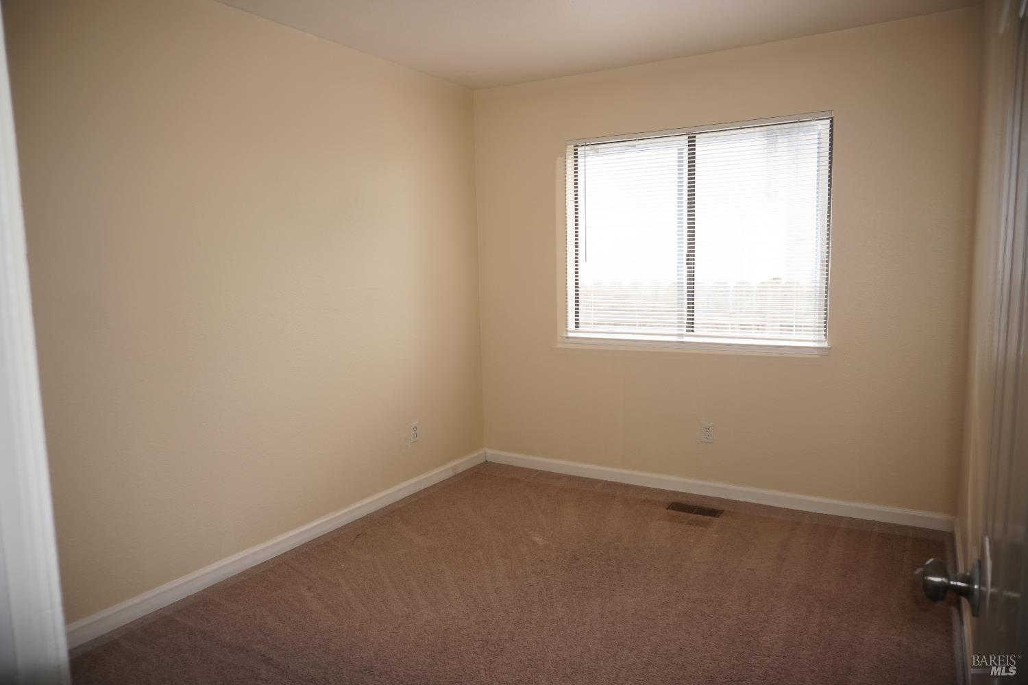 Detail Gallery Image 8 of 28 For 1048 Topsail Dr, Vallejo,  CA 94591 - 4 Beds | 2 Baths