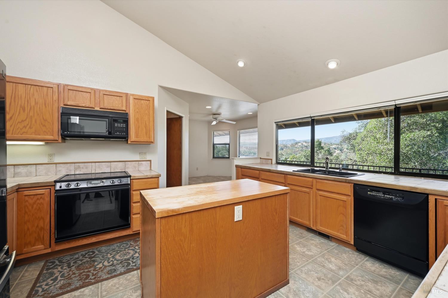 Detail Gallery Image 13 of 47 For 16261 Conestoga Rd, Hidden Valley Lake,  CA 95467 - 3 Beds | 2/1 Baths