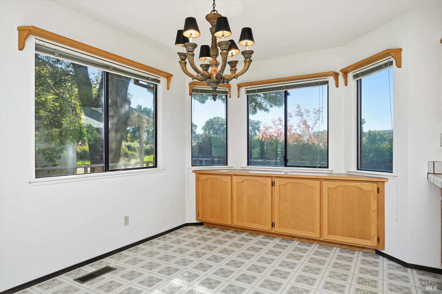 Detail Gallery Image 13 of 26 For 19575 Old Creek Rd, Hidden Valley Lake,  CA 95467 - 3 Beds | 2 Baths