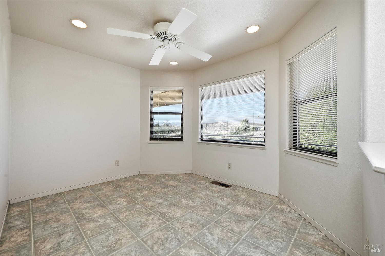 Detail Gallery Image 14 of 47 For 16261 Conestoga Rd, Hidden Valley Lake,  CA 95467 - 3 Beds | 2/1 Baths