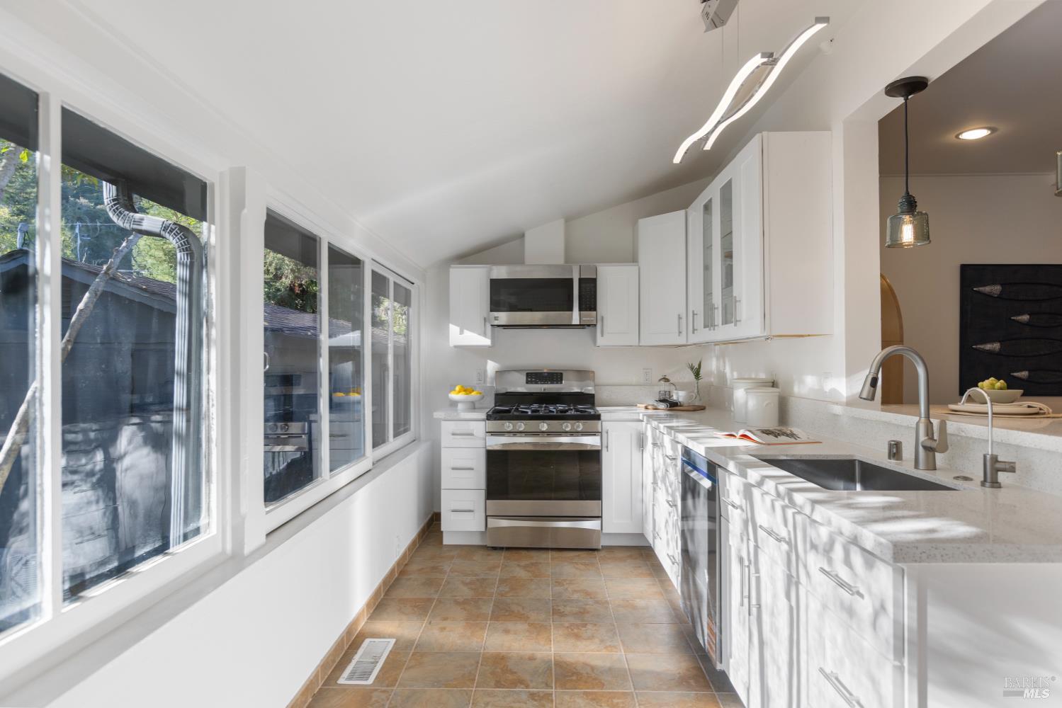 Detail Gallery Image 12 of 67 For 5 Hillside Ave, Kentfield,  CA 94904 - 5 Beds | 3 Baths