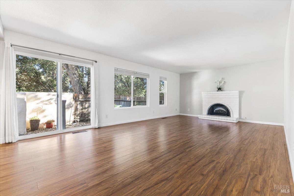 Detail Gallery Image 6 of 32 For 802 Adobe Dr, Santa Rosa,  CA 95404 - 2 Beds | 2 Baths