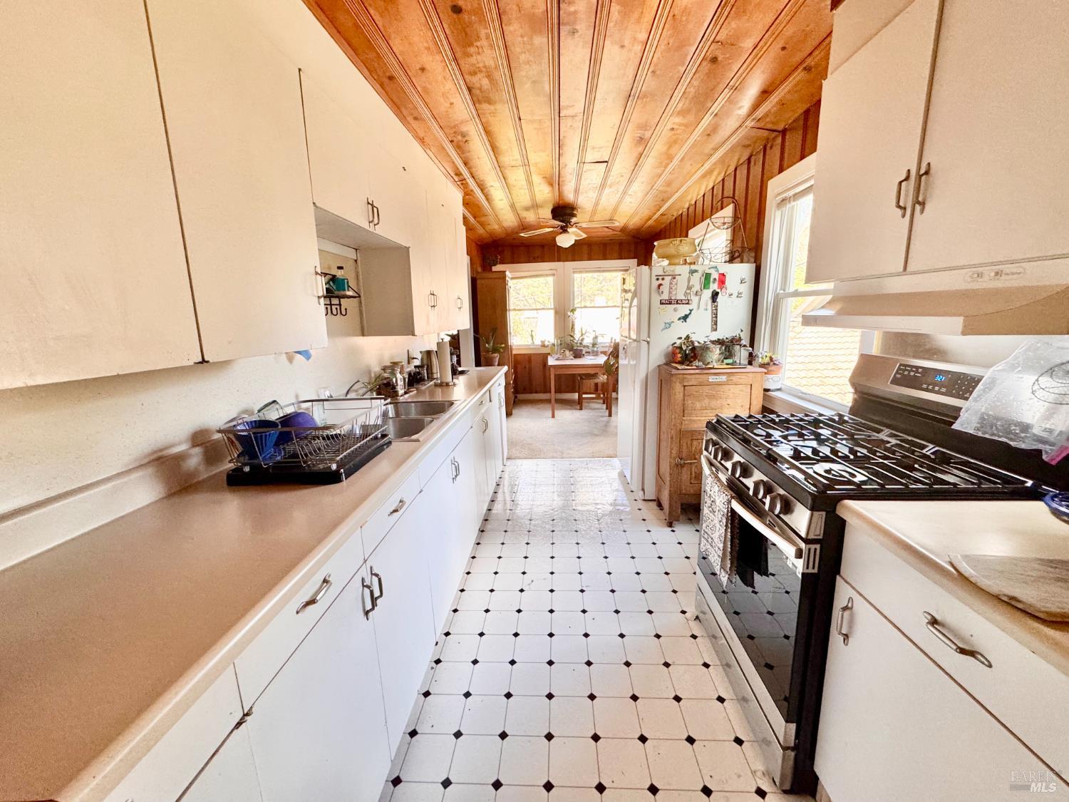 Detail Gallery Image 18 of 22 For 55 Park Rd, Fairfax,  CA 94930 - 11 Beds | 6/2 Baths