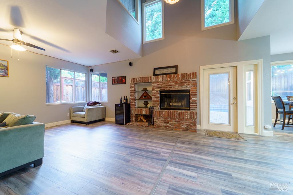 Detail Gallery Image 5 of 26 For 642 White Oak Ln, Vacaville,  CA 95687 - 4 Beds | 2/1 Baths