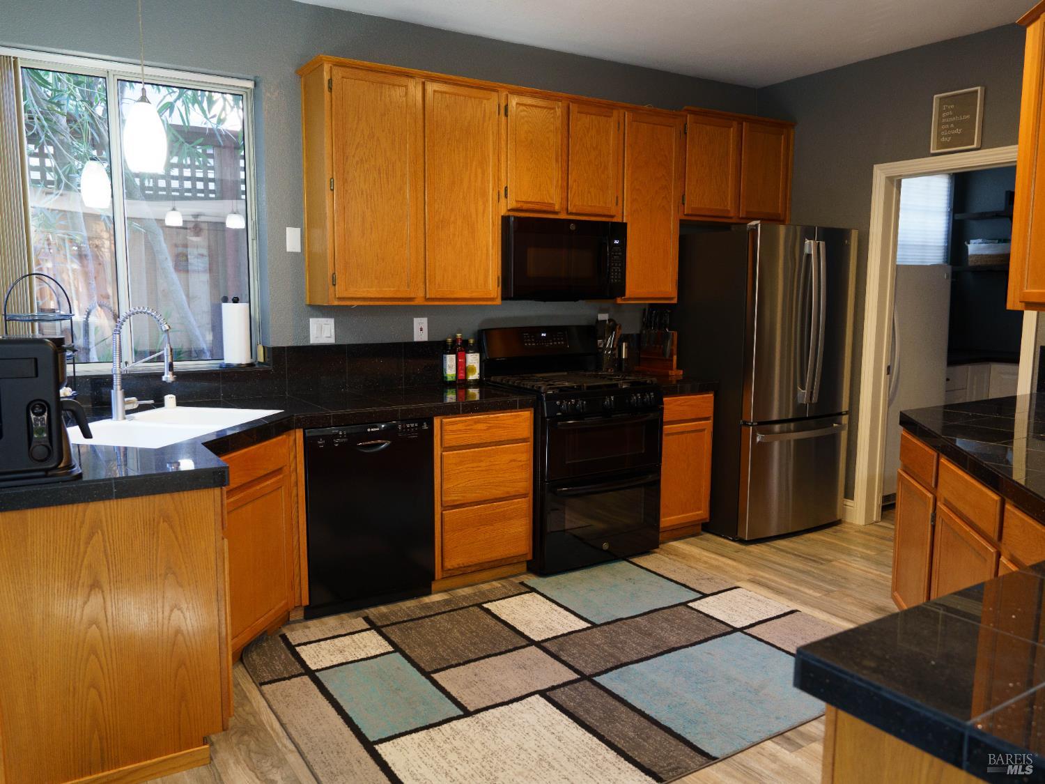 Detail Gallery Image 8 of 26 For 642 White Oak Ln, Vacaville,  CA 95687 - 4 Beds | 2/1 Baths