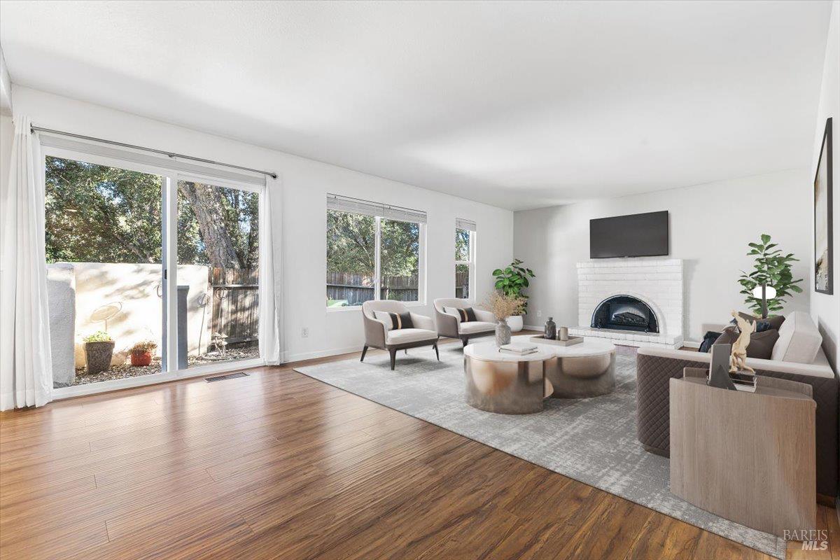 Detail Gallery Image 4 of 32 For 802 Adobe Dr, Santa Rosa,  CA 95404 - 2 Beds | 2 Baths