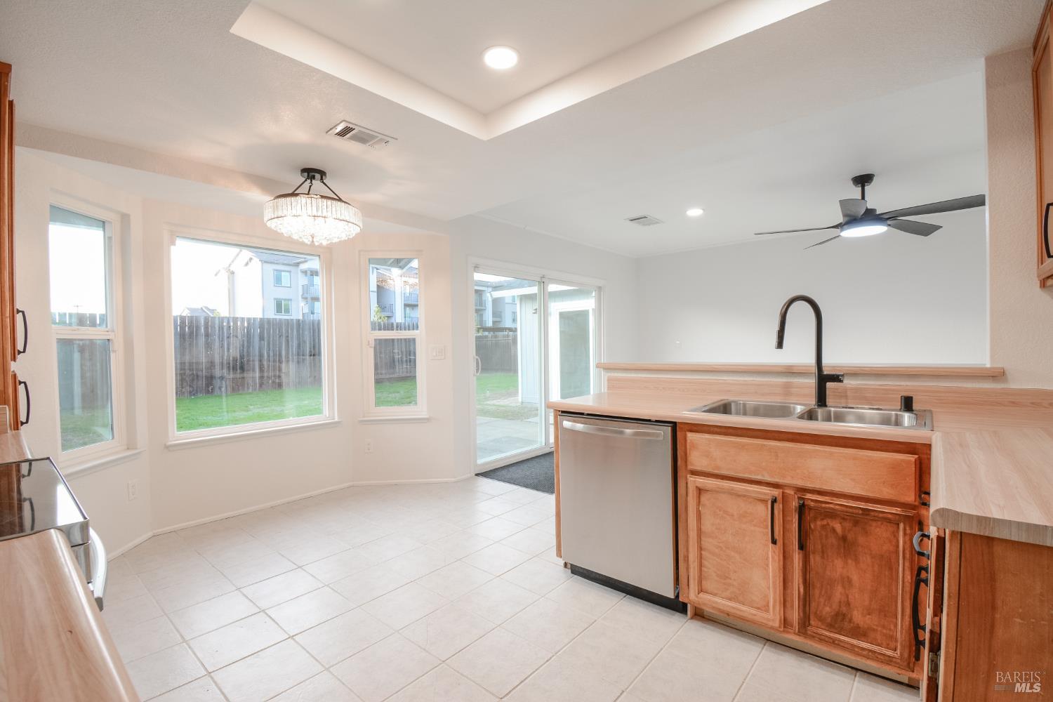 Detail Gallery Image 6 of 38 For 1314 Lois Ln, Suisun City,  CA 94585 - 4 Beds | 2 Baths