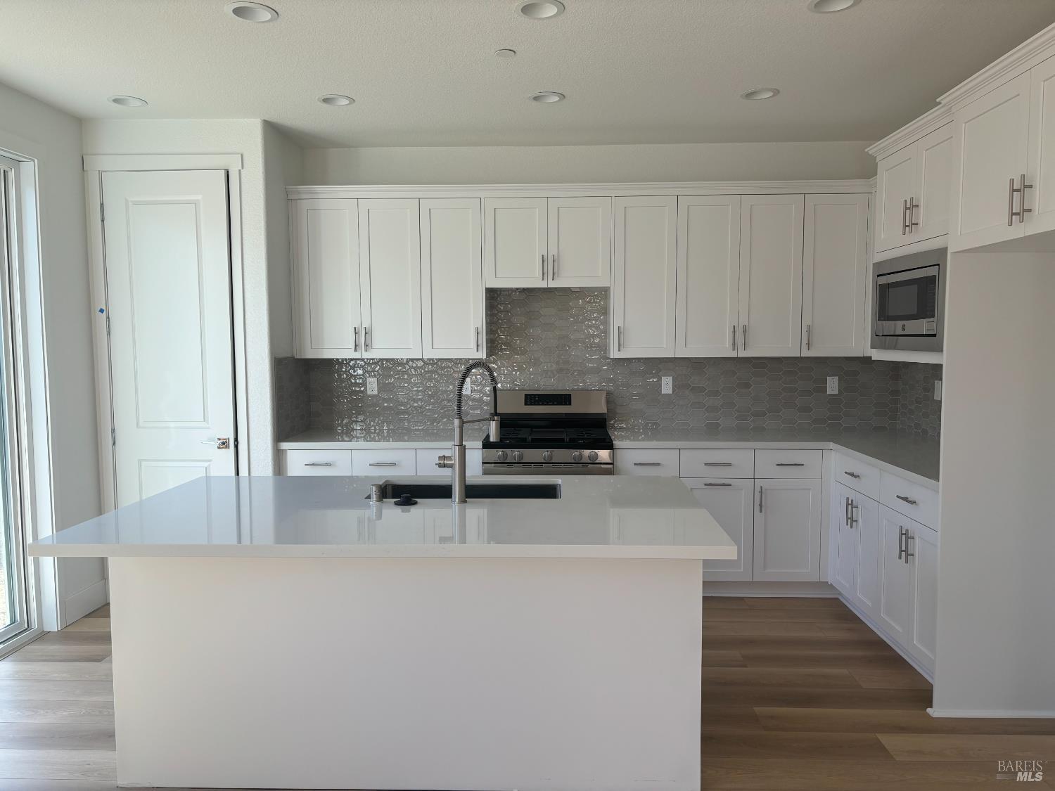 Detail Gallery Image 3 of 6 For 242 Echols Dr, Martinez,  CA 94553 - 3 Beds | 2/1 Baths