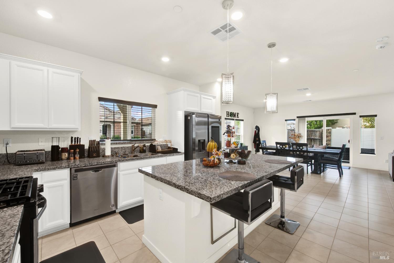 Detail Gallery Image 2 of 46 For 1100 Davidson Ct, Dixon,  CA 95620 - 4 Beds | 3 Baths