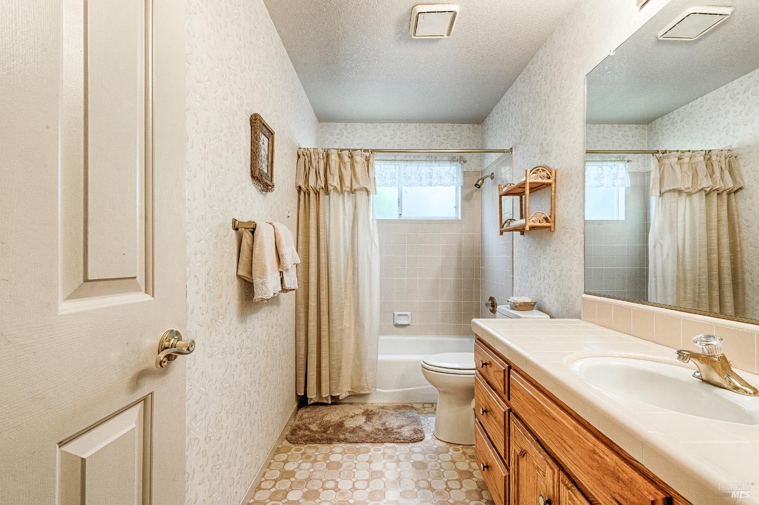 Detail Gallery Image 33 of 56 For 240 Silver Creek Cir, Santa Rosa,  CA 95409 - 3 Beds | 2 Baths