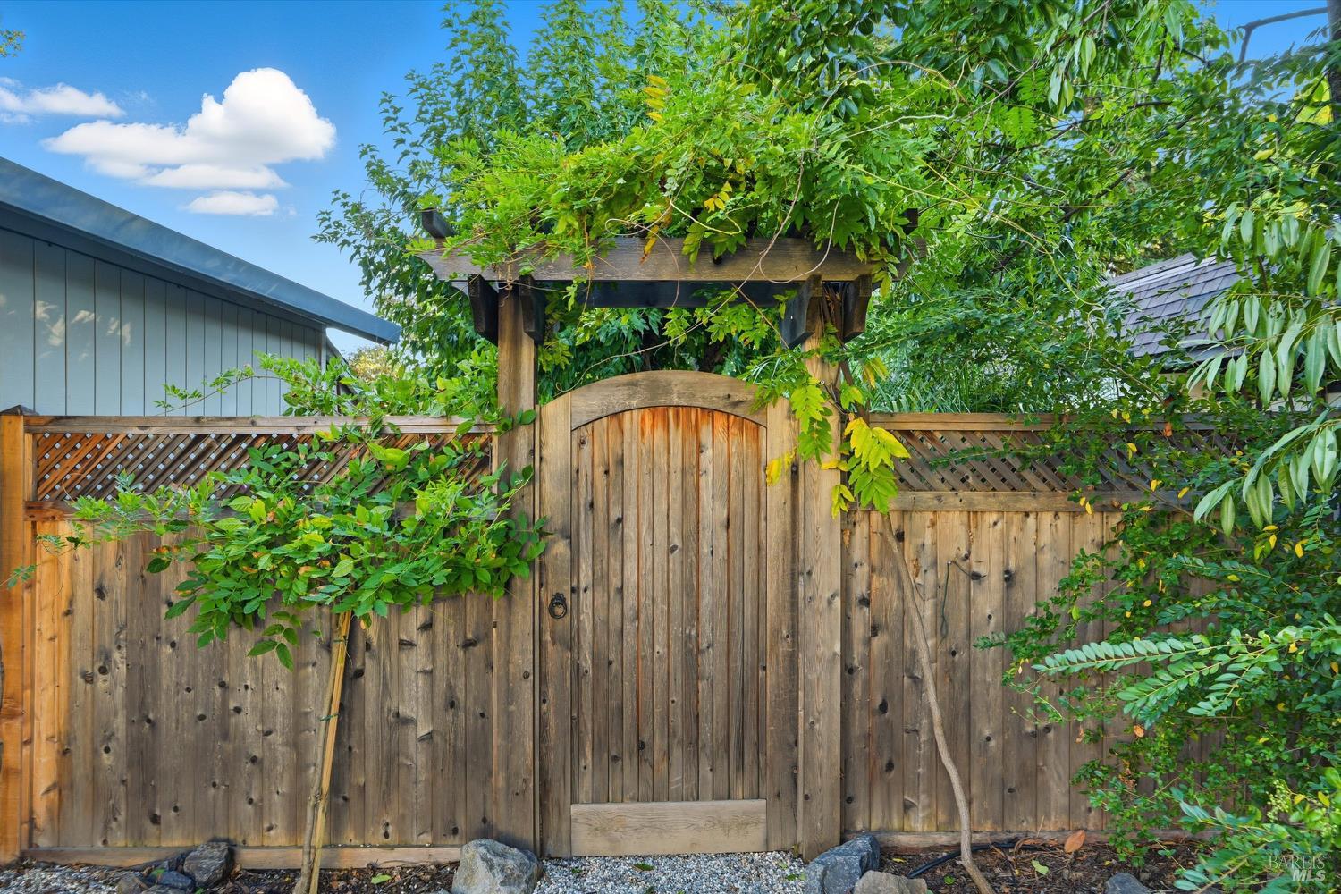 Detail Gallery Image 37 of 44 For 19453 Mountain Mdws, Hidden Valley Lake,  CA 95467 - 3 Beds | 2 Baths