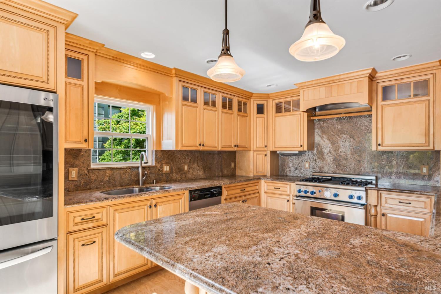 Detail Gallery Image 12 of 30 For 811 D St, Petaluma,  CA 94952 - 4 Beds | 3 Baths