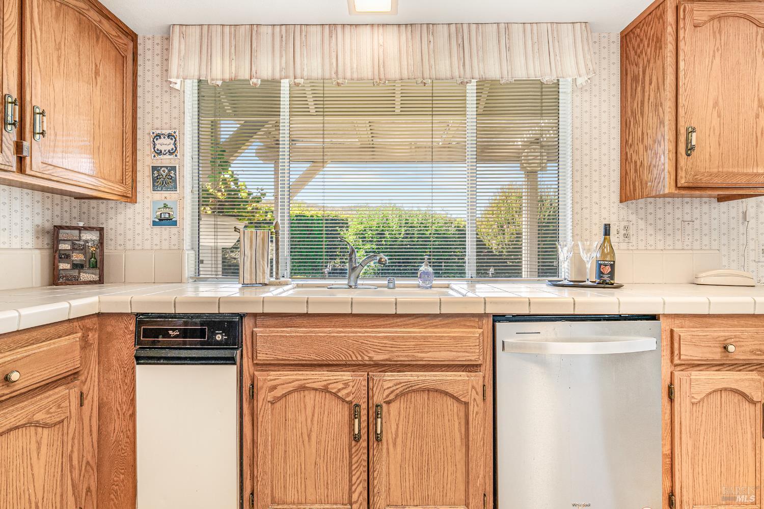 Detail Gallery Image 18 of 56 For 240 Silver Creek Cir, Santa Rosa,  CA 95409 - 3 Beds | 2 Baths