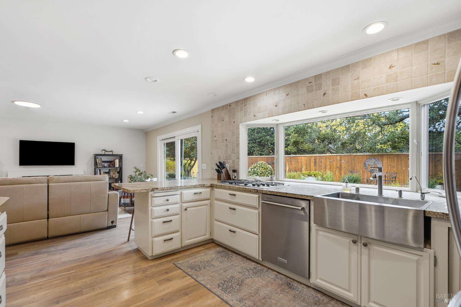Detail Gallery Image 10 of 40 For 26 Brassie Ct, Novato,  CA 94949 - 5 Beds | 3/1 Baths