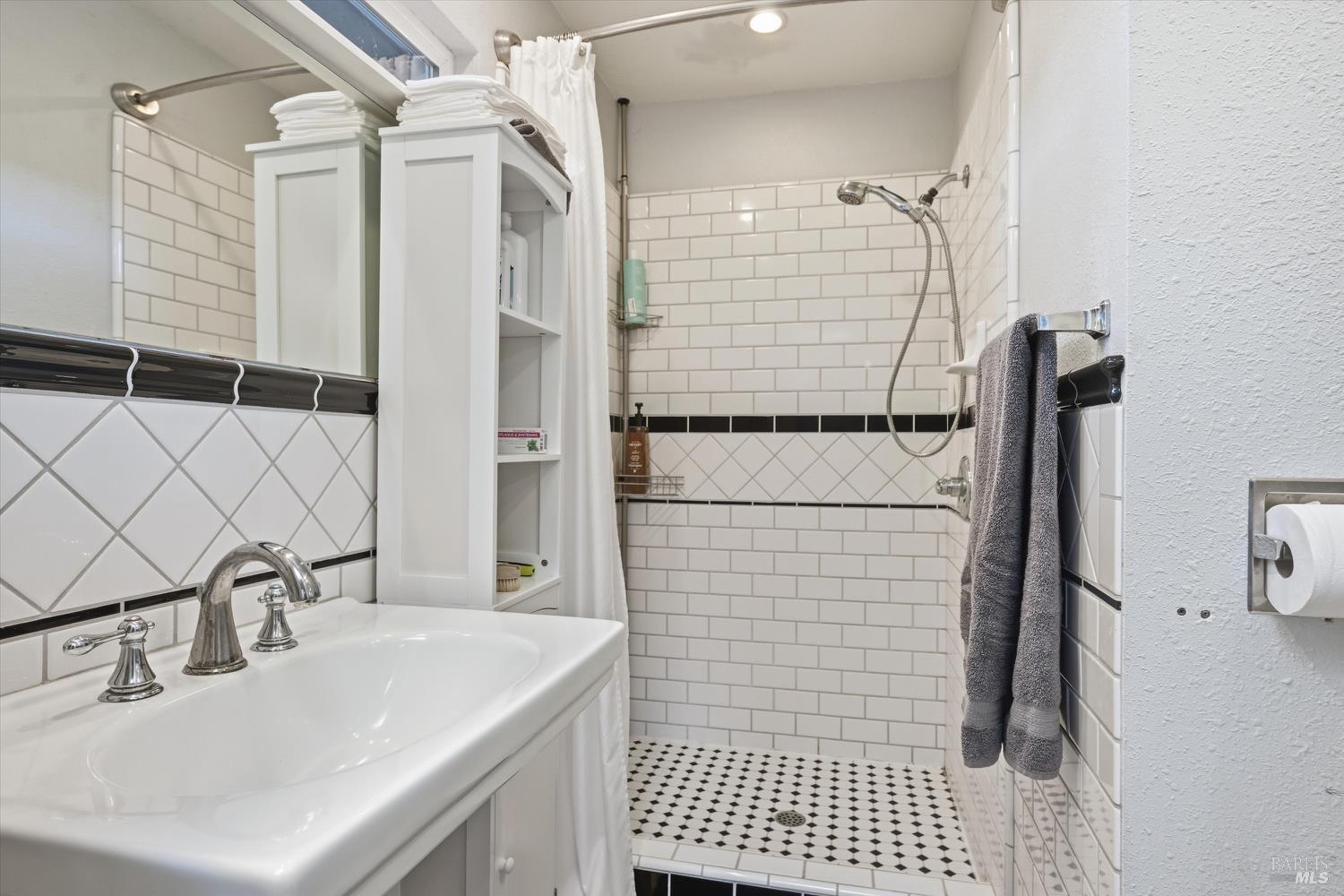 Detail Gallery Image 16 of 44 For 19453 Mountain Mdws, Hidden Valley Lake,  CA 95467 - 3 Beds | 2 Baths