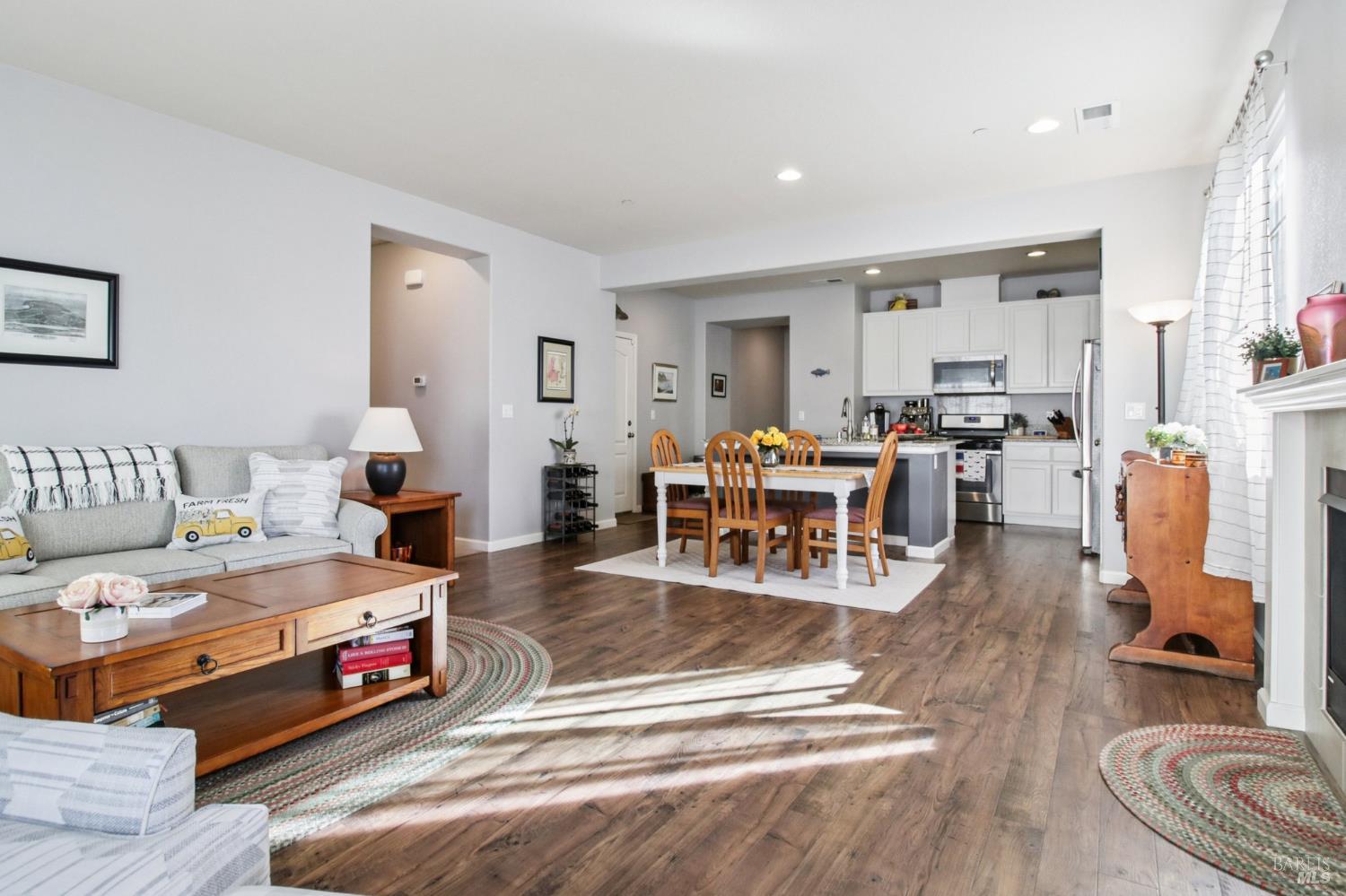 Detail Gallery Image 8 of 26 For 2455 Avignon Cir, Santa Rosa,  CA 95403 - 3 Beds | 2 Baths